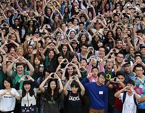 New students throwing the O at international student orientation